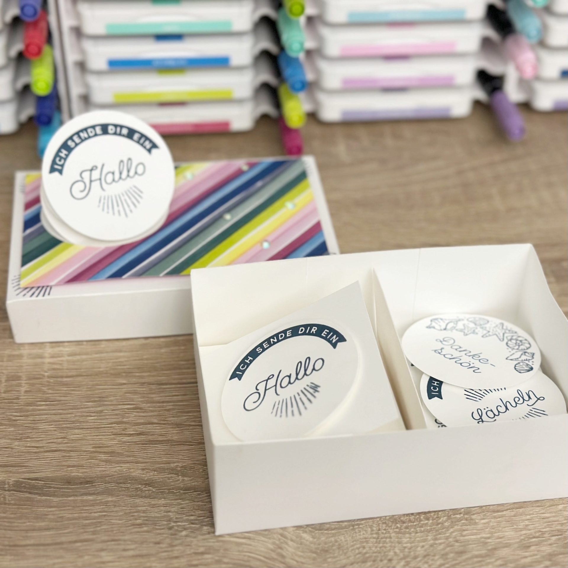 Read more about the article #KreaSUtra – verrückt, verspielt & verstempelt, viele Projekte mit einem Produkt in unserer kreativen Ideenwoche #5 – Minikarten Grüße-Box
